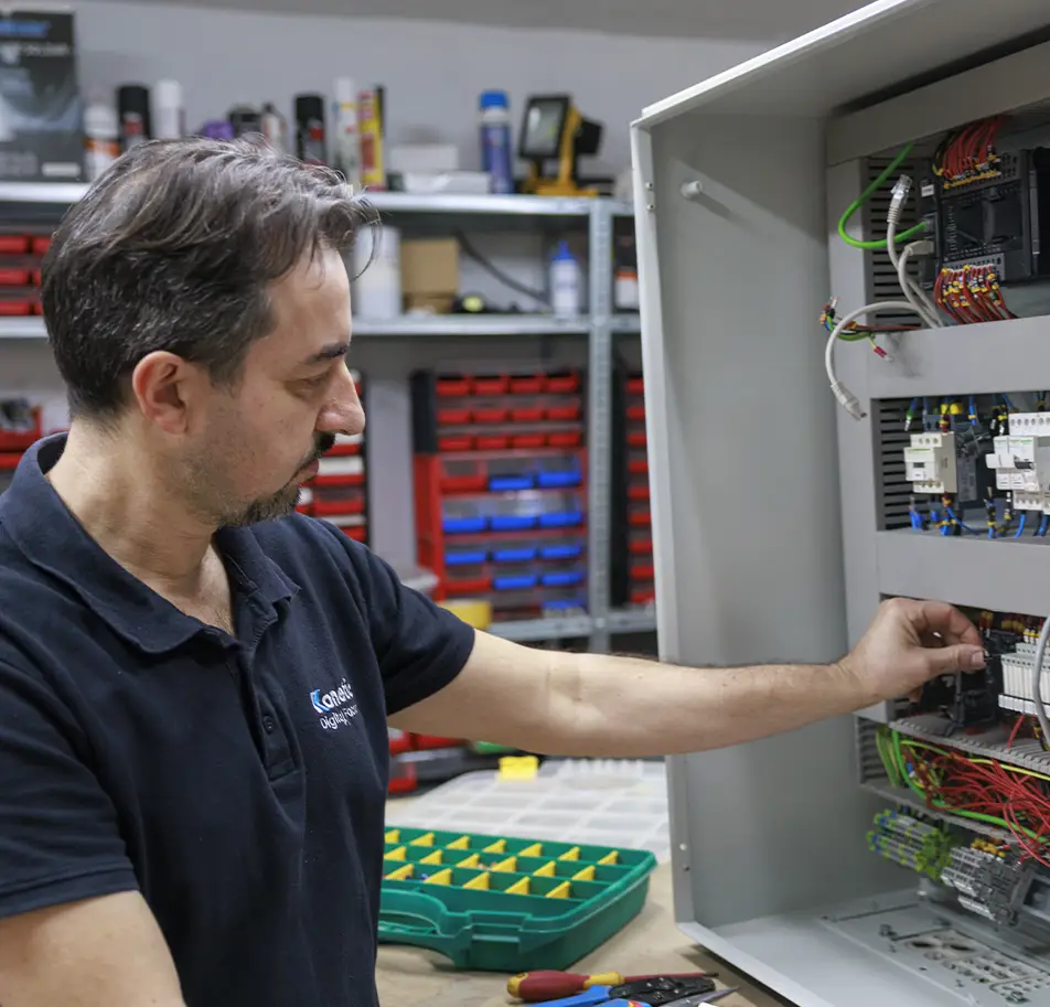 trabajador de konetic ingenieria electrica