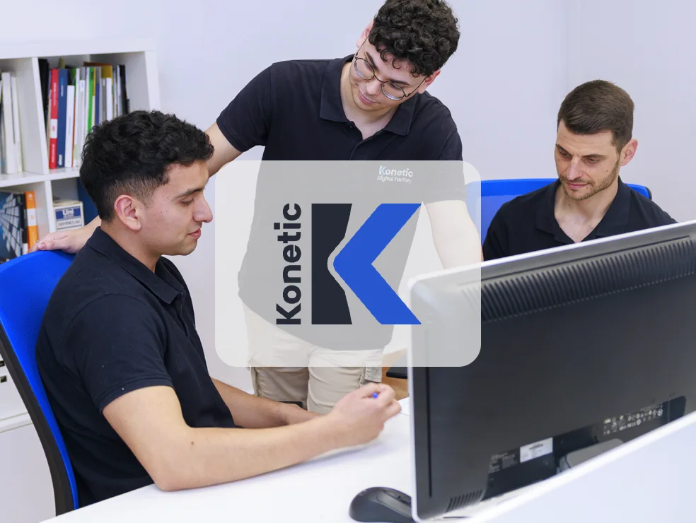 Equipo técnico de Konetic colaborando en el desarrollo de proyectos de digitalización industrial