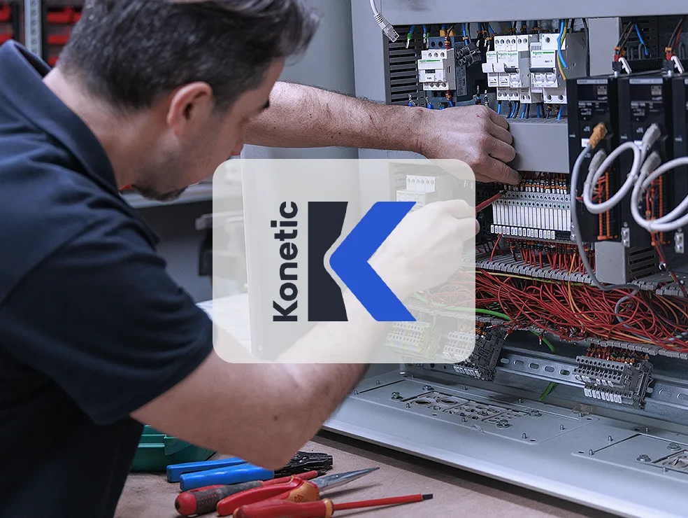 técnico trabajando en cuadros eléctricos